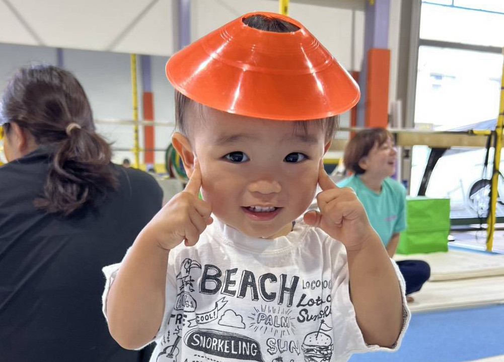 マーカーをかぶった男の子の写真